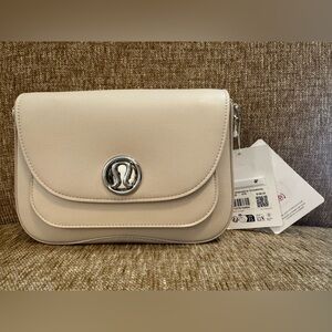 NEW LULULEMON LEATHER ALTERNATIVE CROSSBODY PURSE BAG W/ DUSTBAG CASHEW COLOR